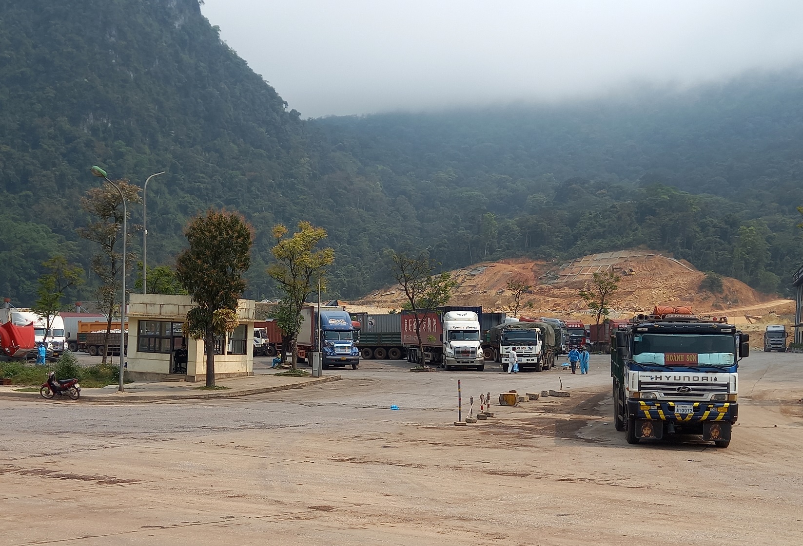 Lưu lượng xe và hàng hóa qua lại ở Cha Lo đang nằm dẫn đầu các cửa khẩu thông thương với Lào