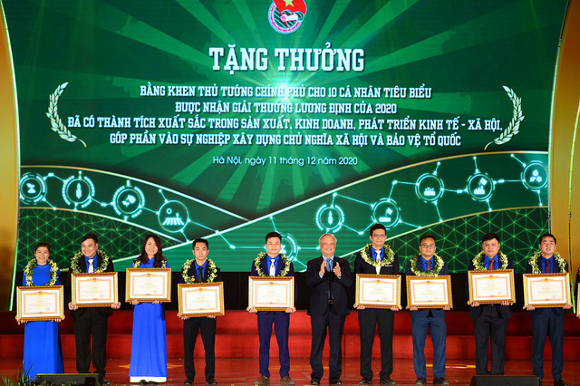 Anh Lưu Lập Đức (thứ hai từ trái qua) được nhận giải thưởng Lương Định Của năm 2020.