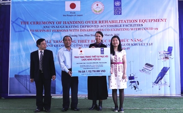 Đại diện UNDP trao tặng hỗ trợ cho Trung tâm Y tế huyện Lương Sơn. 