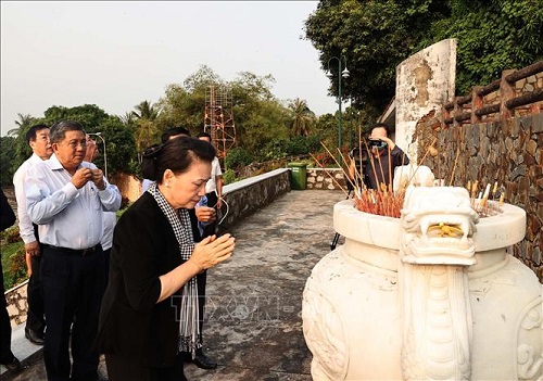 Chủ tịch Quốc hội dâng hương tưởng niệm Anh hùng LLVT Phan Thị Ràng - Ảnh: TTXVN 