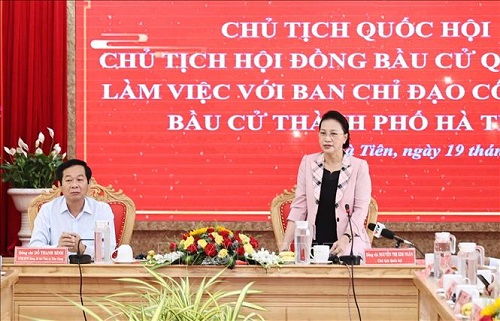 Chủ tịch Quốc hội Nguyễn Thị Kim Ngân phát biểu tại buổi làm việc với Ban Chỉ đạo công tác bầu cử thành phố Hà Tiên - Ảnh: TTXVN 