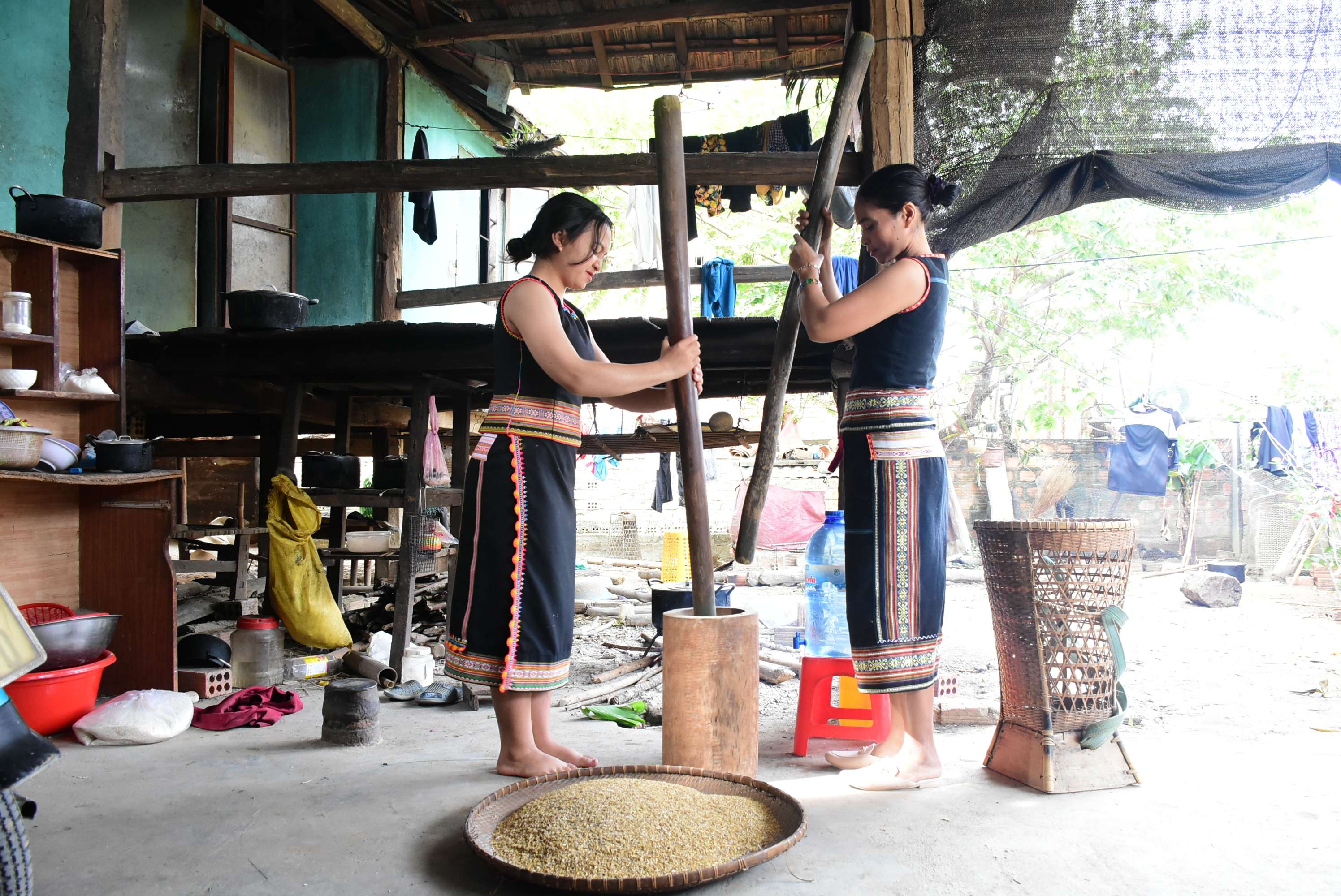 Giã gạo là công việc thường ngày của chị em phụ nữ ở làng Kon Jơ Dreh. Ảnh: H.T