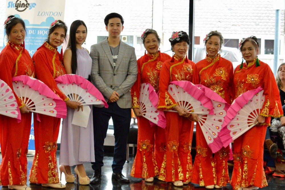 Phạm Hà My (thứ ba từ trái) tham gia hoạt động nghệ thuật tại cộng đồng.