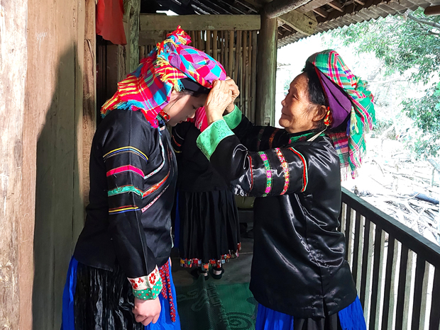 Phụ nữ Pu Péo thường vấn tóc quanh đầu, bên ngoài quấn một vành khăn với nhiều gam màu