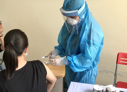 Tiêm vắc xin phòng COVID-19 cho nhân viên y tế làm công tác phòng chống dịch của Bệnh viện Phổi Đà Nẵng