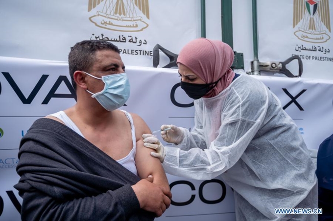 Nhân viên y tế tiêm vaccine COVID-19 cho một người đàn ông ở thành phố Ramallah, khu Bờ Tây, ngày 21/3/2021. (Ảnh: Xinhua)