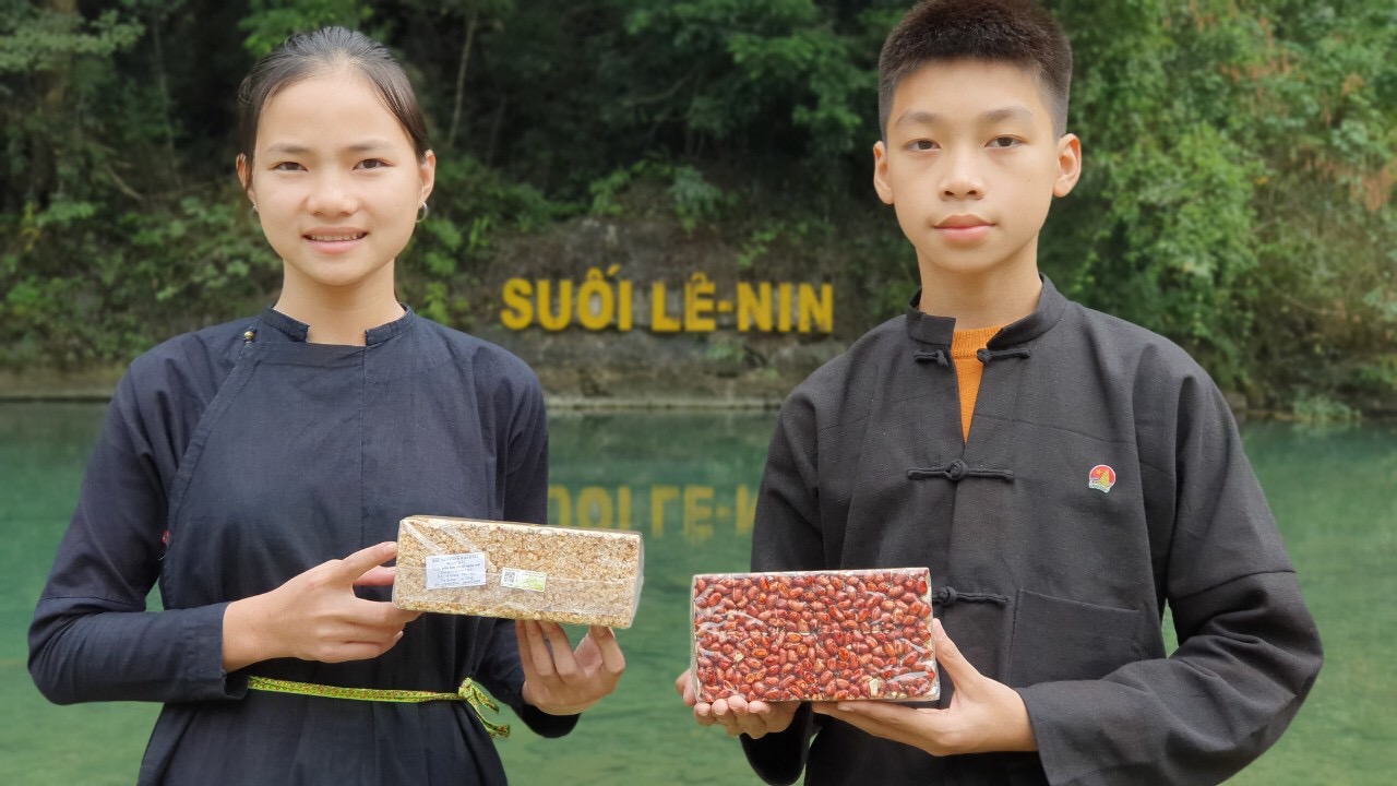 2 bạn trẻ dân tộc Tày giới thiệu món bánh đặc sản Khẩu Sli của quê hương Cao Bằng