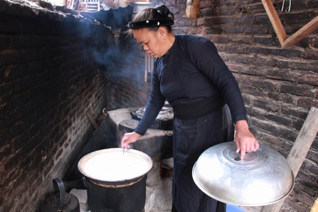 Gạo nếp ngâm khoảng 5 - 7 tiếng, đãi sạch, để ráo nước và đem đồ thành xôi.