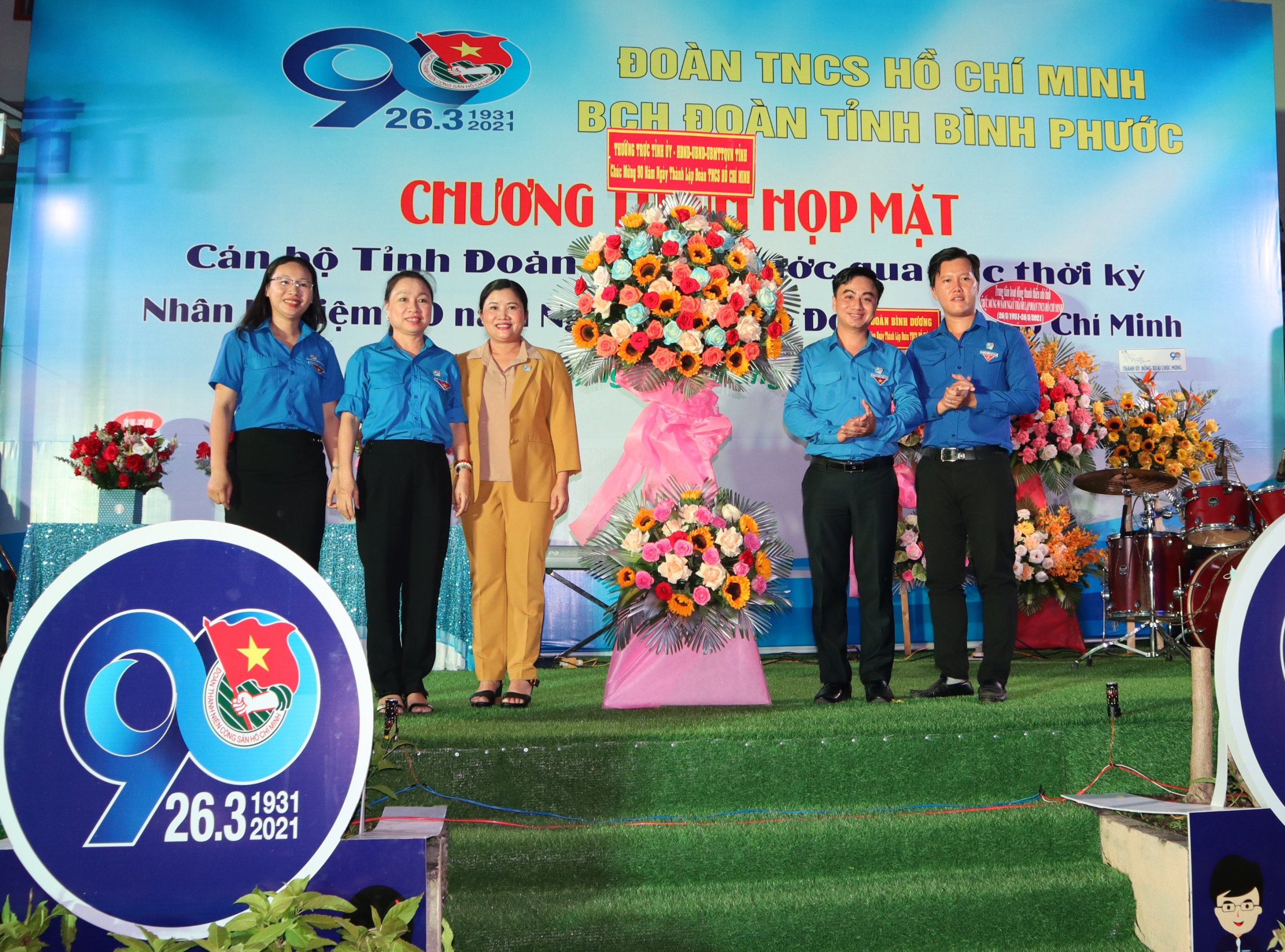  Phó Bí thư Tỉnh ủy, Chủ tịch UBND tỉnh Trần Tuệ Hiền (người thứ ba từ trái qua phải) tặng lẵng hoa chúc mừng sinh nhật Đoàn tròn 90 tuổi