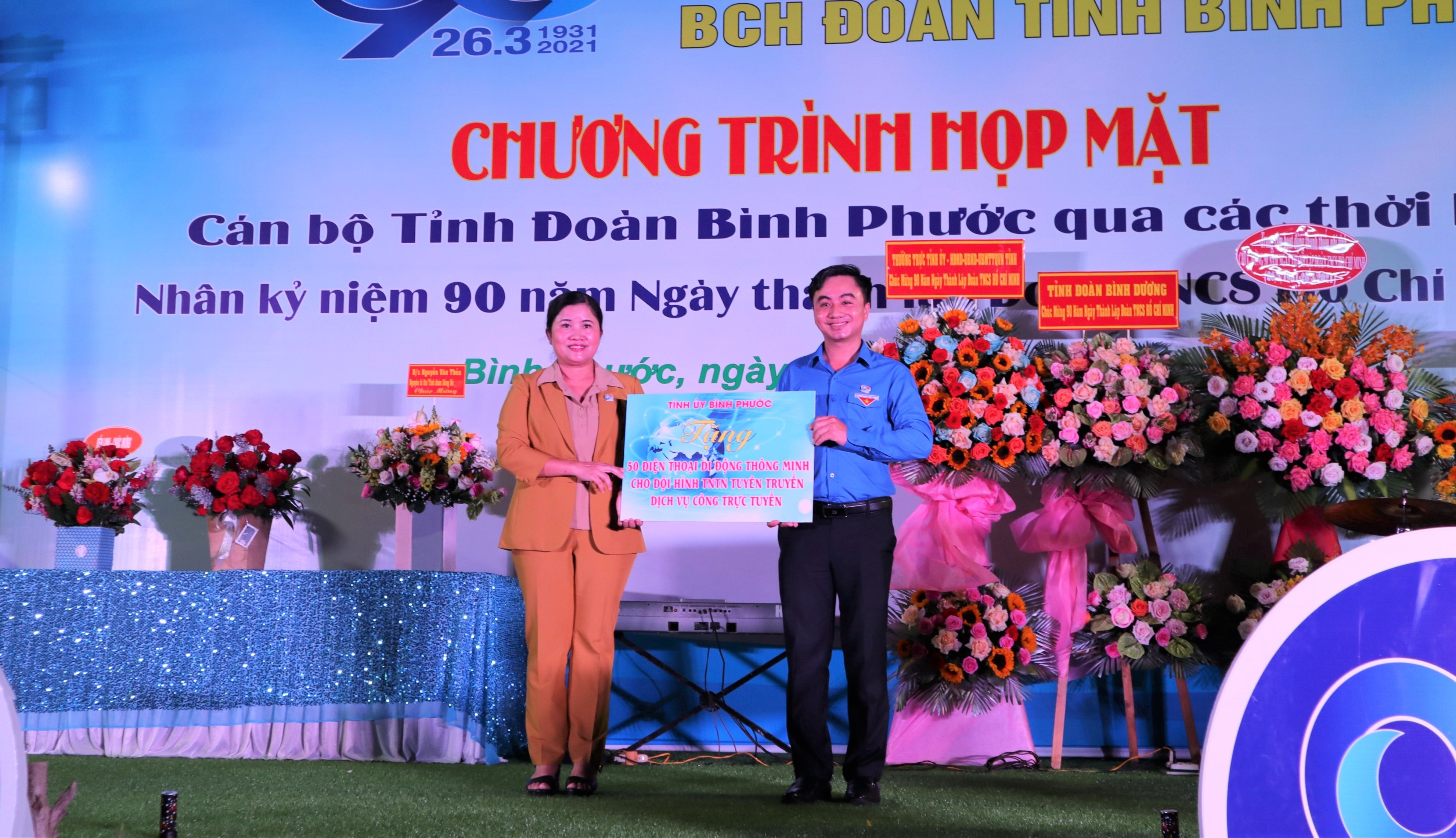 Phó Bí thư Tỉnh ủy - Chủ tịch UBND tỉnh Bình Phước Trần Tuệ Hiền thay mặt Thường trực Tỉnh ủy trao bảng tượng trưng 50 điện thoại di động thông minh cho Tỉnh Đoàn