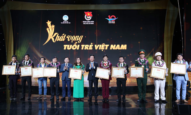 Thường trực Ban Bí thư Võ Văn Thưởng và Bí thư Thứ nhất Trung ương Đoàn Nguyễn Anh Tuấn trao Bằng khen cho các gương mặt trẻ Việt Nam tiêu biểu năm 2020