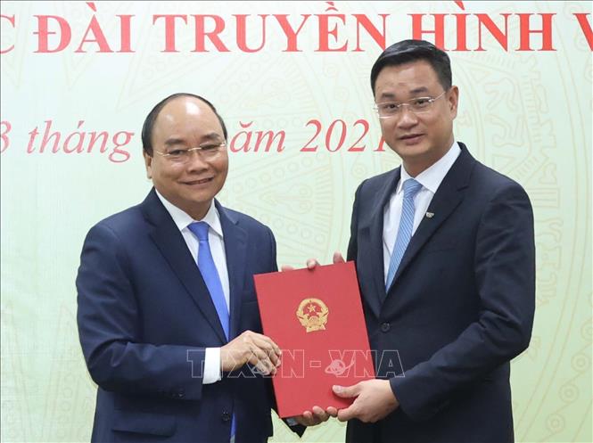 Thủ tướng Nguyễn Xuân Phúc trao Quyết định bổ nhiệm cho ông Lê Ngọc Quang.