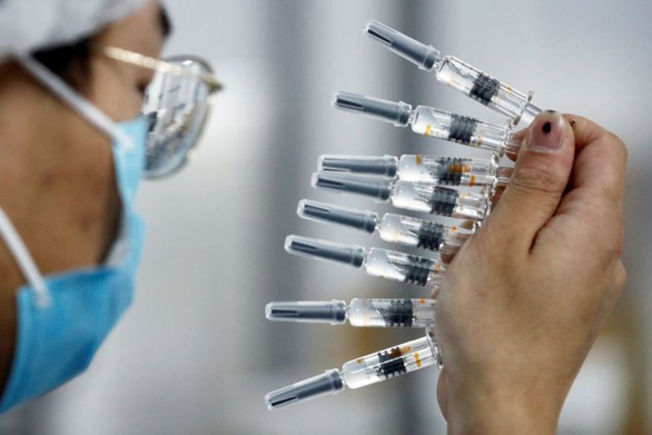 Nhân viên kiểm tra chất lượng tại cơ sở đóng gói vaccine của Sinovac - Ảnh: Reuters