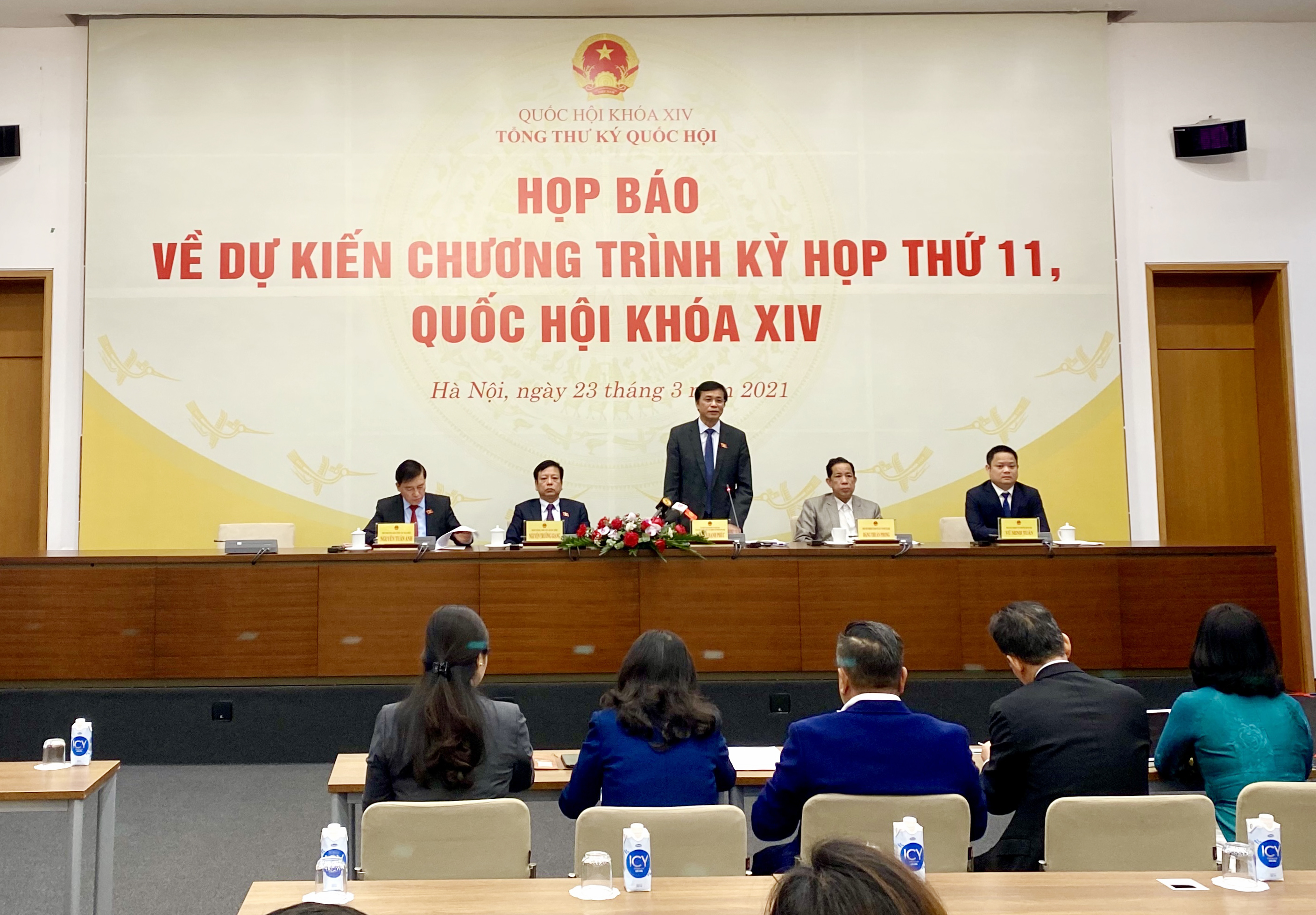 Tổng Thư ký Quốc hội Nguyễn Hạnh Phúc trả lời câu hỏi của các phóng viên tại buổi họp báo
