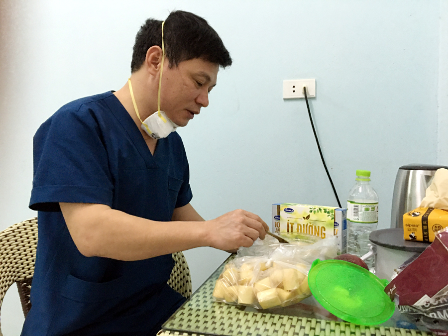 Bác sĩ Vũ Hùng Vương sau giờ điều trị cho bệnh nhân số 1976 tại huyện Xín Mần (Hà Giang)- (Ảnh chụp thời điểm đầu tháng 2/2021)