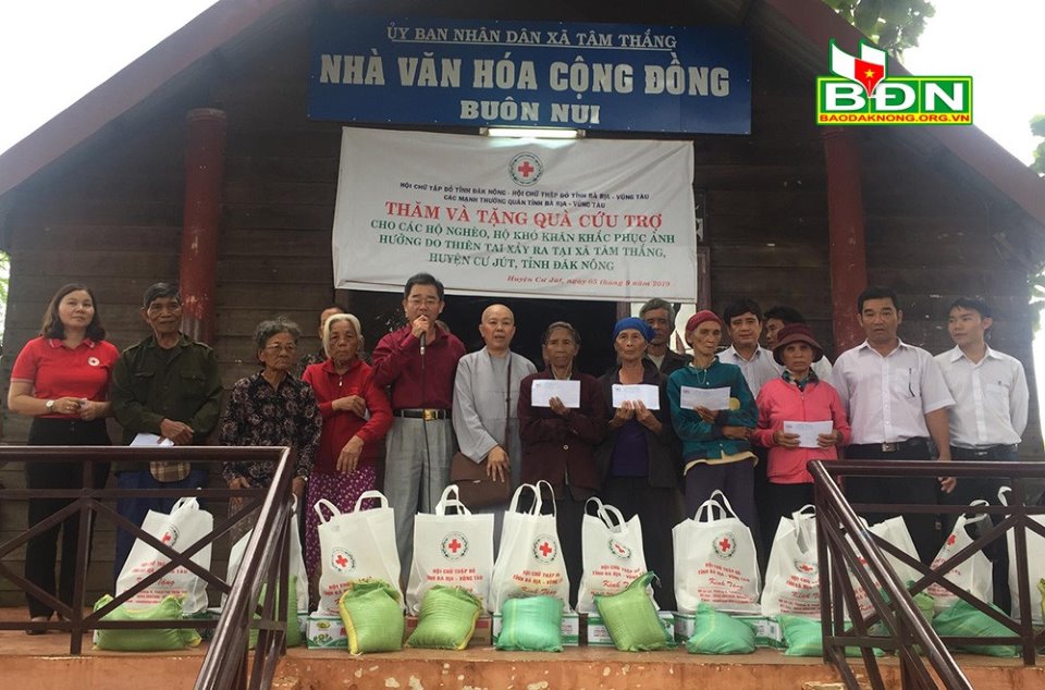 Hội Chữ thập đỏ tỉnh Đăk Nông tặng quà cho hộ nghèo xã Tâm Thắng (Cư Jút). Ảnh internet