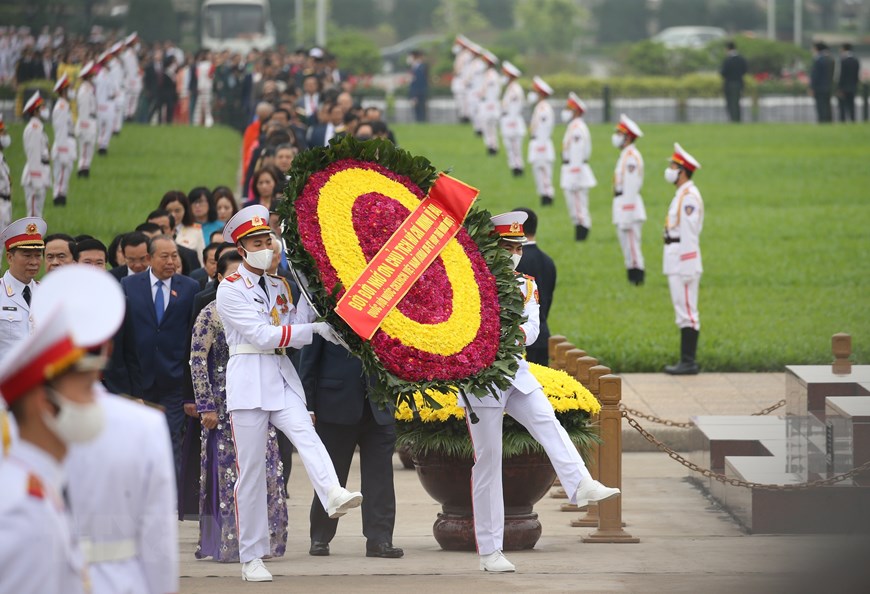 Vòng hoa của Đoàn Đại biểu Quốc hội mang dòng chữ "Đời đời nhớ ơn Chủ tịch Hồ Chí Minh vĩ đại". Ảnh: Dương Giang/TTXVN