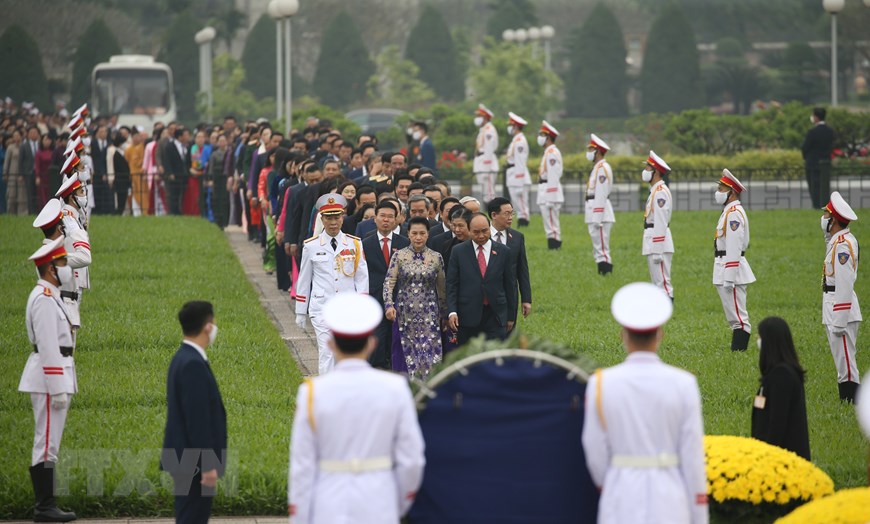 Các Đại biểu Quốc hội đặt vòng hoa và vào Lăng viếng Chủ tịch Hồ Chí Minh. Ảnh: Dương Giang/TTXVN