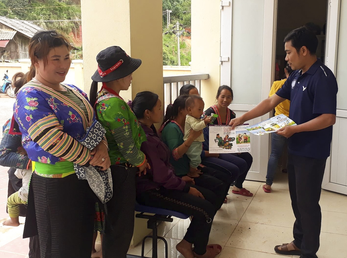 Nhân viên y tế huyện Điện Biên Đông truyền thông kiến thức chăm sóc sức khỏe trẻ em cho các bà mẹ nuôi con nhỏ.