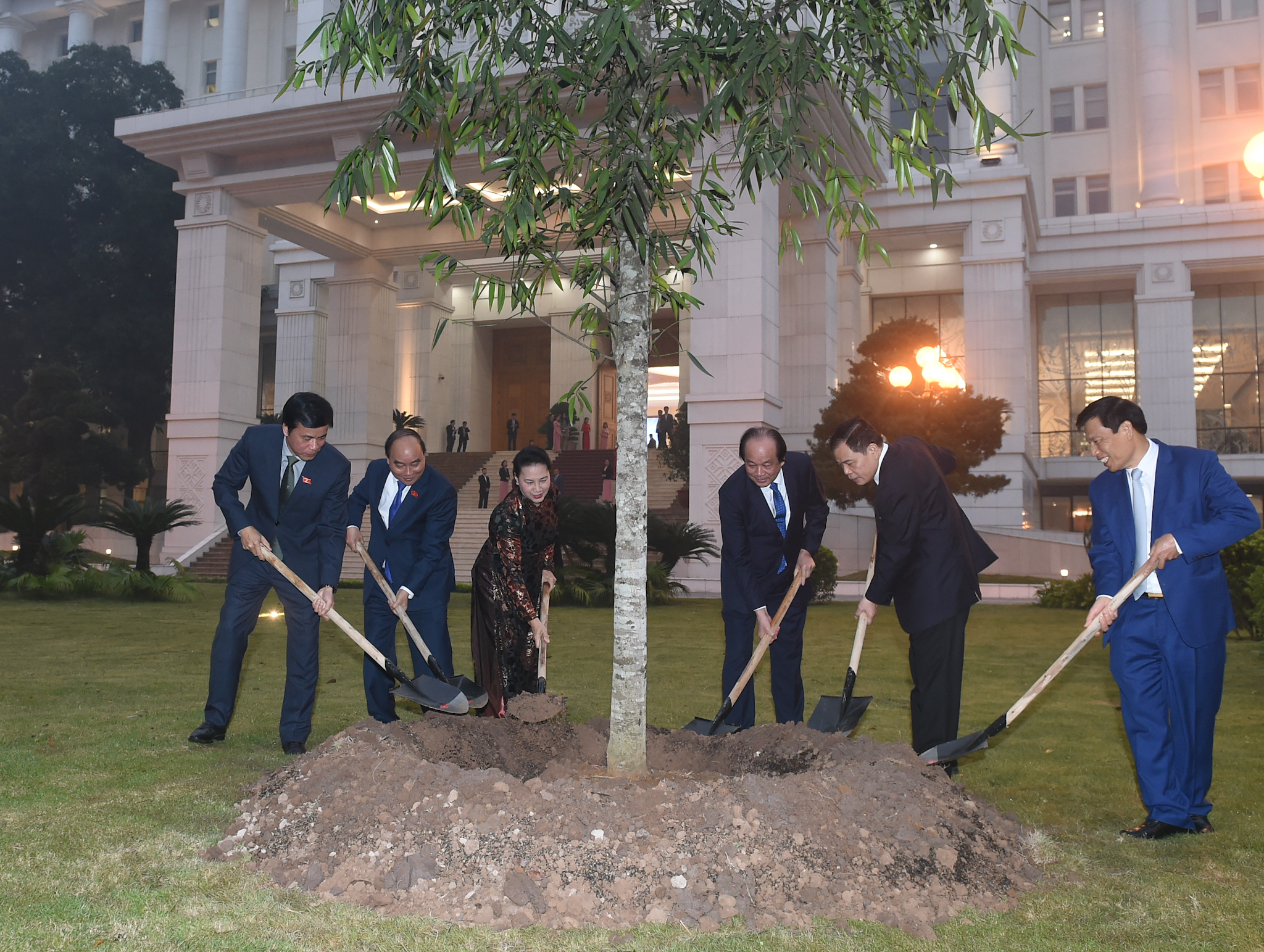 Thủ tướng Nguyễn Xuân Phúc, Chủ tịch Quốc hội Nguyễn Thị Kim Ngân cùng các đại biểu trồng cây lưu niệm tại Văn phòng Chính phủ. Ảnh: VGP/Quang Hiếu