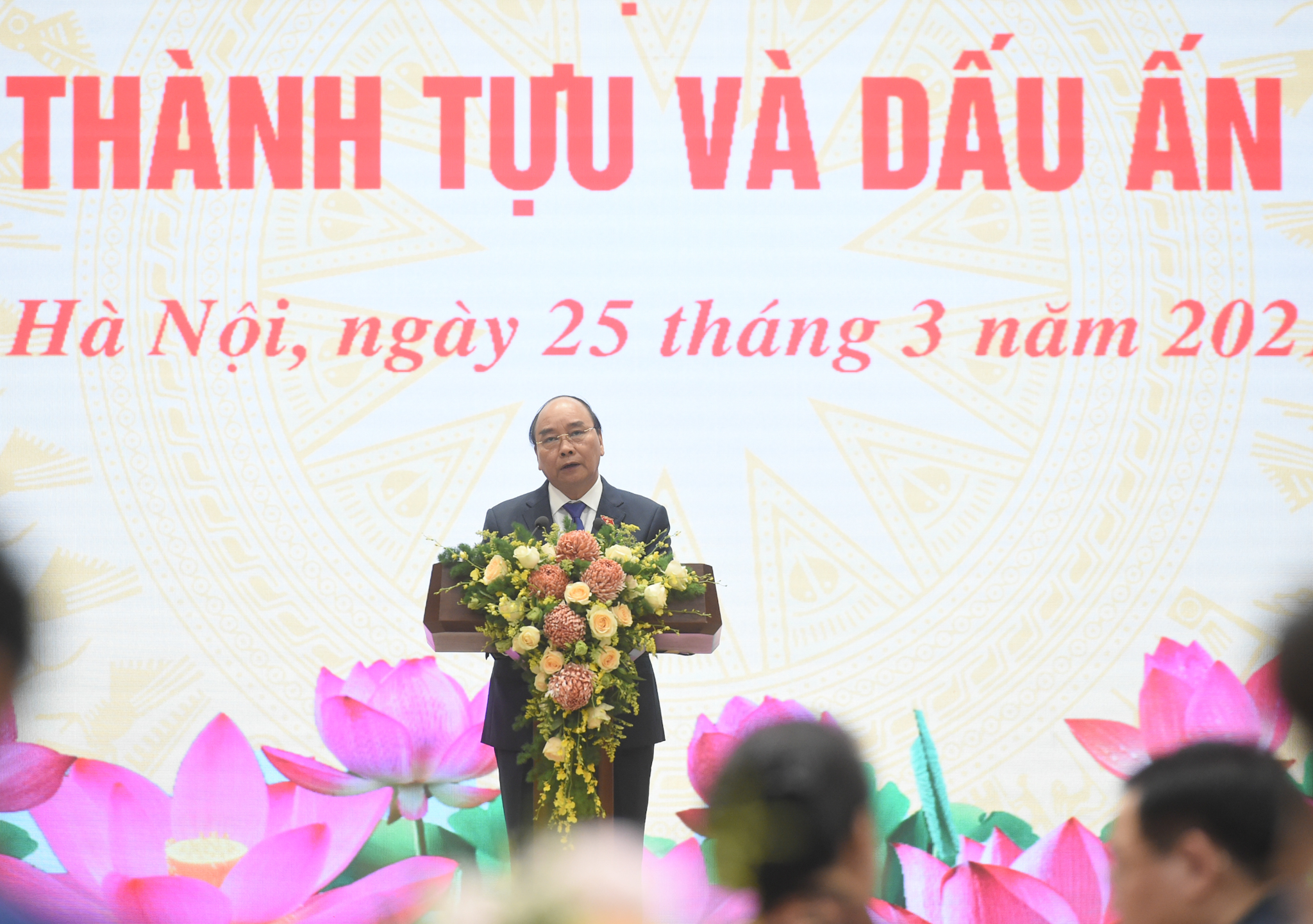 Thủ tướng Nguyễn Xuân Phúc chia sẻ, “5 năm qua là một nhiệm kỳ nhiều cảm xúc, là những năm tháng đáng nhớ nhất của cá nhân tôi đến thời điểm này…”. Ảnh: VGP/Quang Hiếu