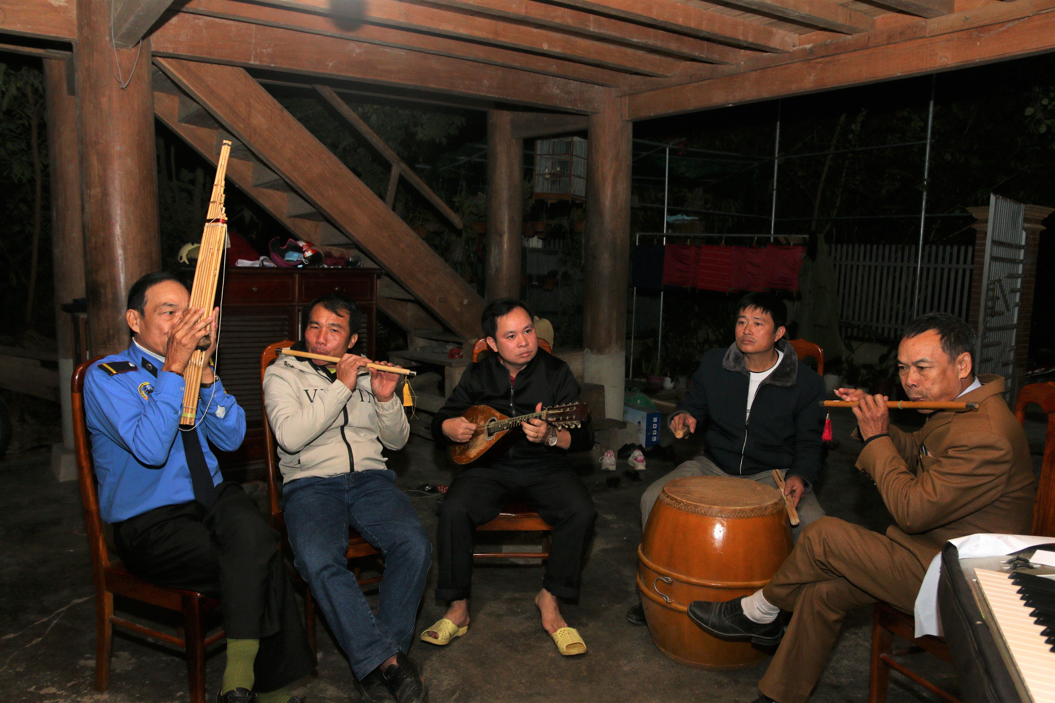 Các thành viên của nhóm yêu nhạc cụ dân tộc do anh Lương Văn Huỳnh (giữa) lập nên hiện có 10 thành viên tham gia, trong đó có nông dân, giáo viên, bảo vệ…
