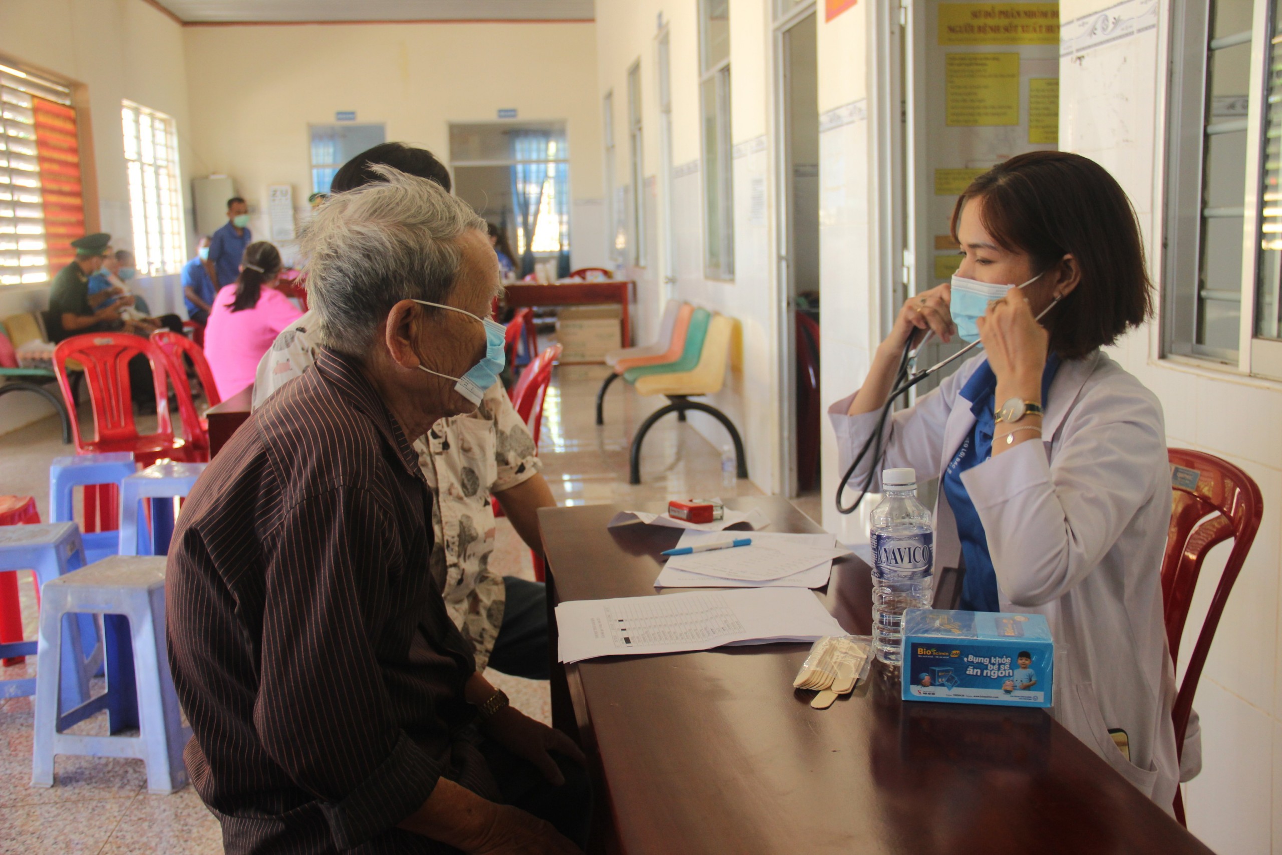Khám bệnh và cấp thuốc miễn phí cho người dân có hoàn cảnh khó khăn tại huyện biên giới Lộc Ninh