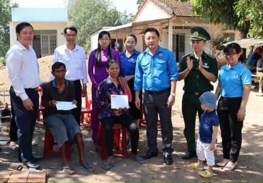 Tỉnh Đoàn - Hội LHTN Việt Nam tỉnh Bình Phước thăm, tặng quà gia đình chính sách khu vực biên giới