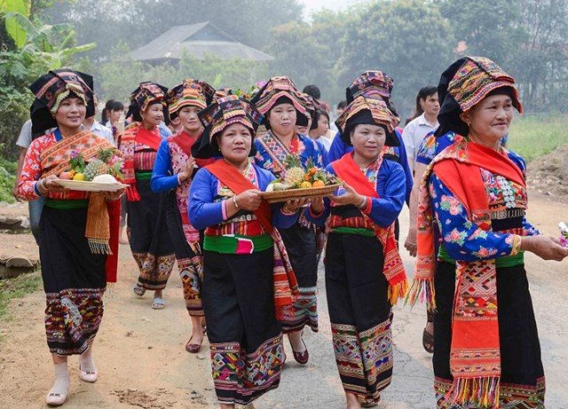 Dâng lễ cúng bản, cúng tổ tiên...của dân tộc Lào. Ảnh: Trịnh Cúc