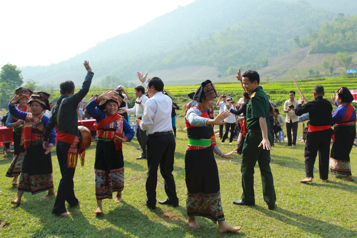 Điệu múa lam vông truyền thống của dân tộc Lào. Ảnh: Trịnh Cúc