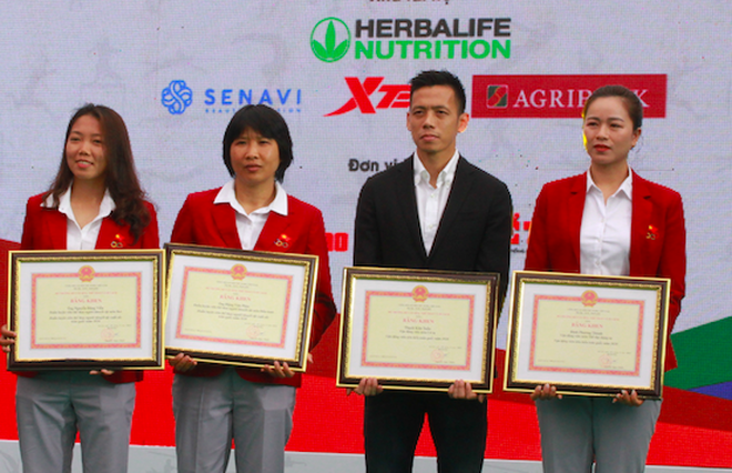 VĐV tiêu biểu toàn quốc năm 2020 Nguyễn Văn Quyết cùng các đồng nghiệp tại lễ trao thưởng