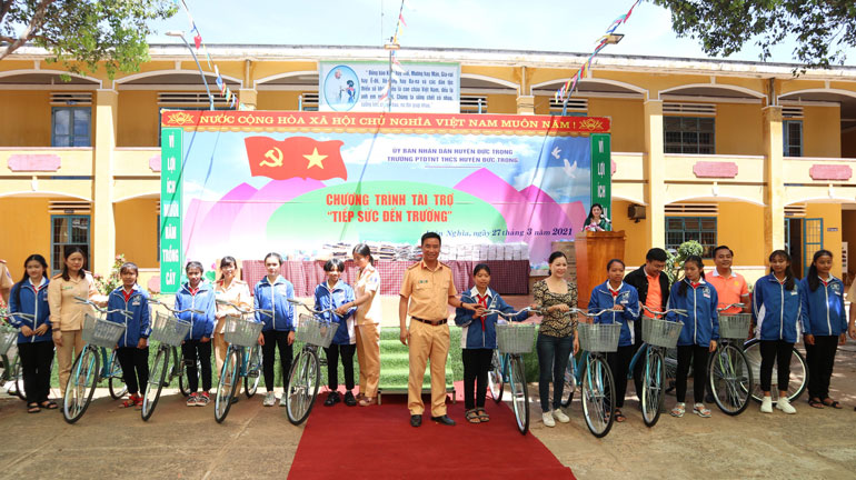 Trao xe đạp cho các em học sinh Trường Phổ thông Dân tộc Nội trú - Trung học Cơ sở huyện Đức Trọng.