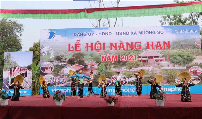 Trình bày trang phục, văn hóa đồng bào Thái tại Lễ hội Nàng Han. 