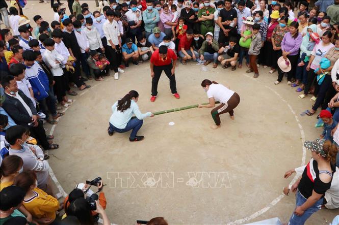 Trò chơi đẩy gậy truyền thống của đồng bào Thái tại lễ hội Nàng Han.