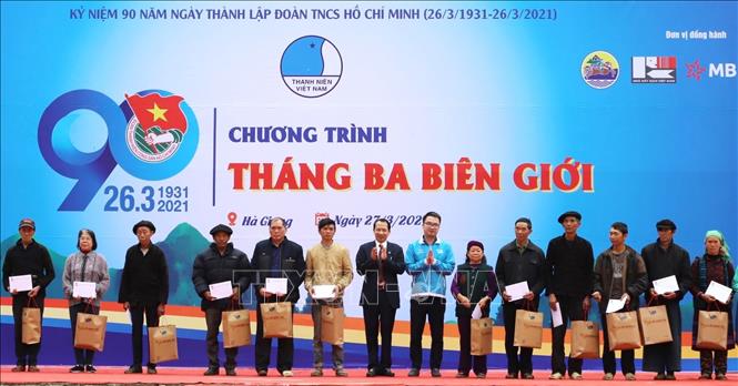 Phó Chủ tịch UBND tỉnh Hà Giang Trần Đức Quý và lãnh đạo Trung ương Hội Liên hiệp Thanh niên Việt Nam trao tặng quà cho các hộ nghèo huyện Mèo Vạc. Ảnh: TTXVN phát