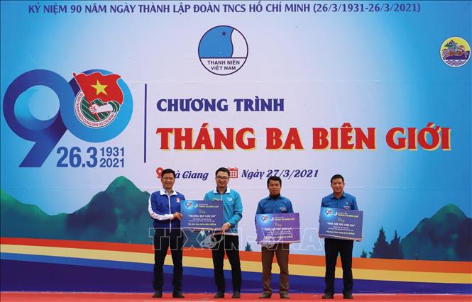 Lãnh đạo Trung ương Đoàn trao biển tượng trưng kinh phí hỗ trợ xây dựng công trình “Nhà nội trú cho em”, "Trường đẹp cho em". Ảnh: TTXVN phát