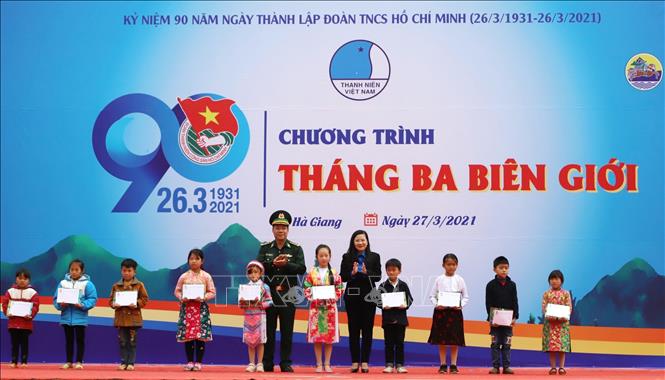 Đại diện Ban Tổ chức trao tặng quà cho học sinh nghèo vượt khó của huyện Mèo Vạc. Ảnh: TTXVN phát