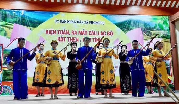 Các hội viên CLB hát Then- đàn Tính xã Phong Dụ biểu diễn tại buổi lễ ra mắt.