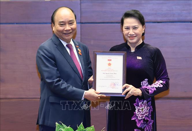 Chủ tịch Quốc hội Nguyễn Thị Kim Ngân trao Kỷ niệm chương cho Thủ tướng Nguyễn Xuân Phúc