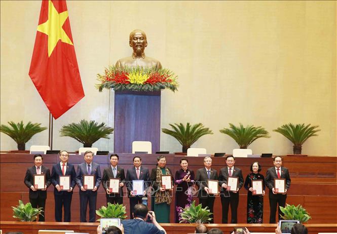 Chủ tịch Quốc hội Nguyễn Thị Kim Ngân trao Kỷ niệm chương cho các đồng chí lãnh đạo Đảng, Nhà nước là đại biểu Quốc hội