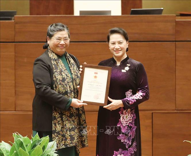 Phó Chủ tịch Thường trực Quốc hội Tòng Thị Phóng trao Kỷ niệm chương cho Chủ tịch Quốc hội Nguyễn Thị Kim Ngân