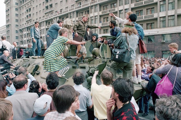 Hình ảnh Liên Xô hỗn loạn trước thời điểm tan rã hoàn toàn. Ảnh: AP 