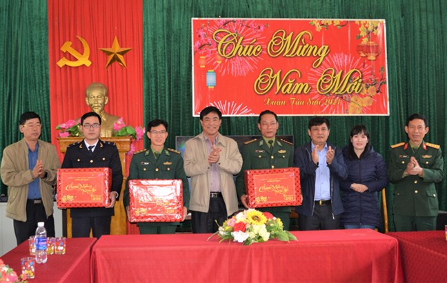  Lãnh đạo huyện Bố Trạch thăm, tặng quà động viên các đơn vị trường học và lực lượng biên phòng trên địa bàn xã Thượng Trạch.