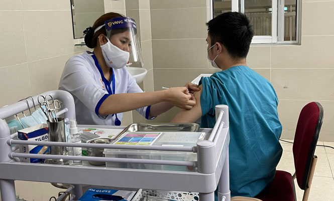 Tiêm vắc xin phòng Covid-19 tại Bệnh viện Thanh Nhàn. Ảnh: Xuân Lộc