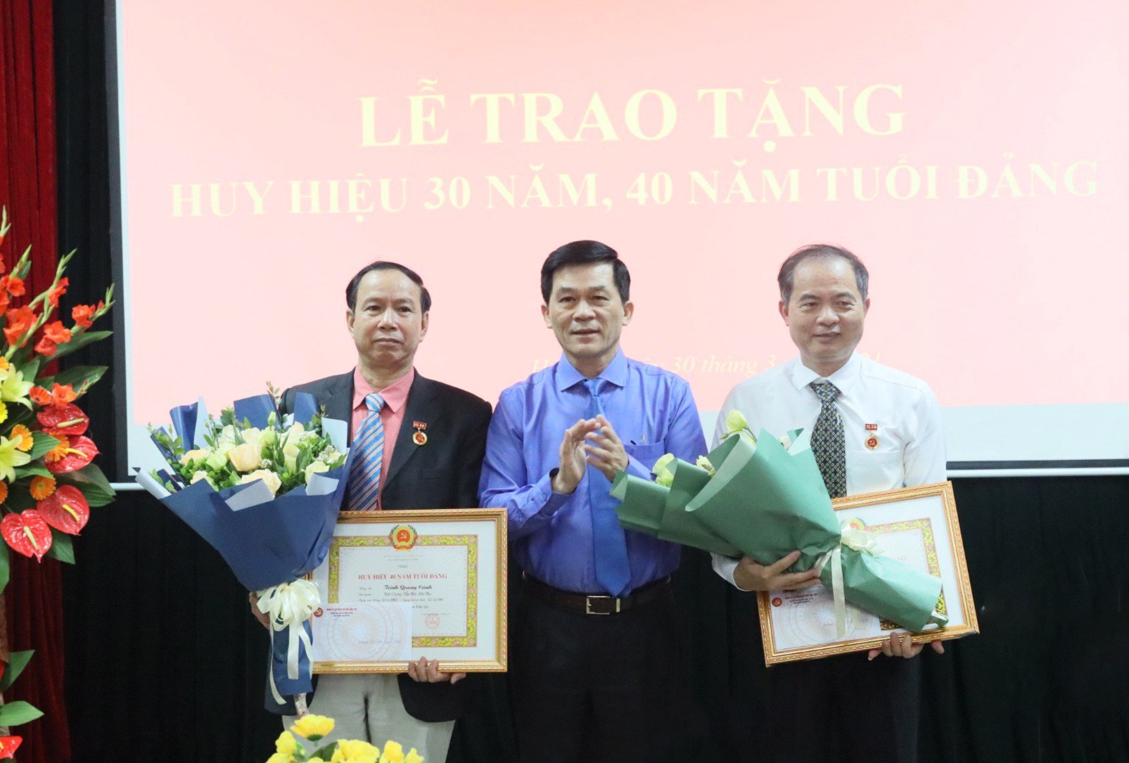 Bí thư Đảng uỷ, Thứ trưởng, Phó Chủ nhiệm UBDT Nông Quốc Tuấn trao Huy hiệu Đảng và tặng hoa chúc mừng các đồng chí đảng viên