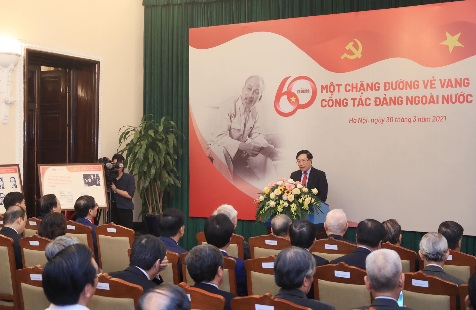 Phó Thủ tướng, Bộ trưởng Bộ Ngoại giao Phạm Bình Minh phát biểu tại buổi gặp mặt kỷ niệm 60 năm công tác Đảng ngoài nước. Ảnh: Lâm Khánh/TTXVN