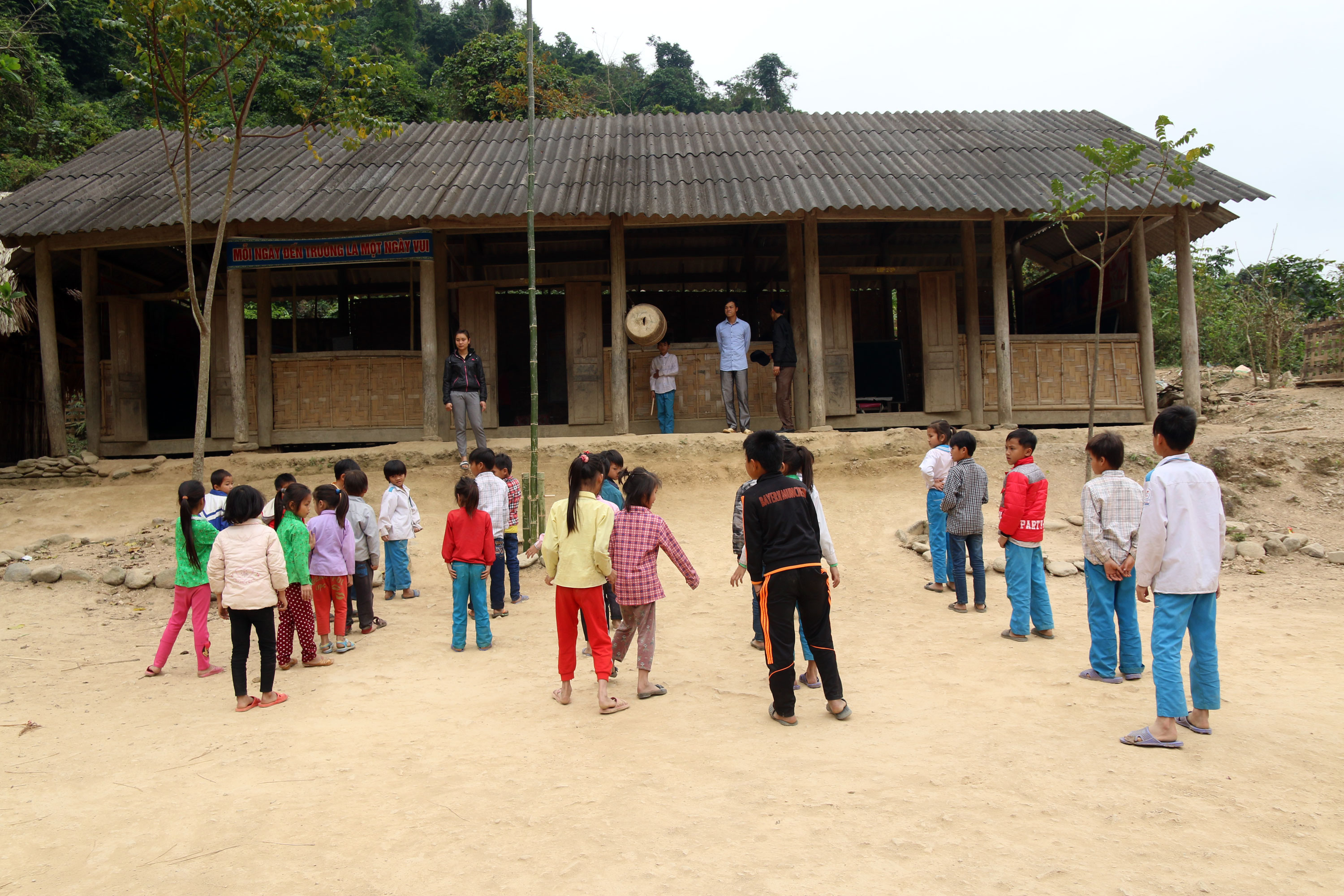 Giờ ra chơi của học sinh điểm trường lẻ thuộc Trường Tiểu học Hữu Khuông (huyện Tương Dương)