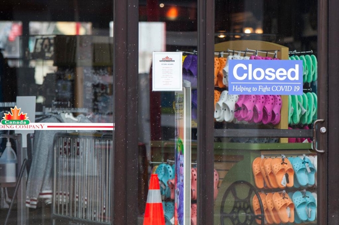Đại dịch COVID-19 đã khiến nhiều hoạt động của con người bị đảo lộn. Trong ảnh: Một cửa hàng tại Canada đóng cửa ngày 31/3. (Ảnh: Xinhua)