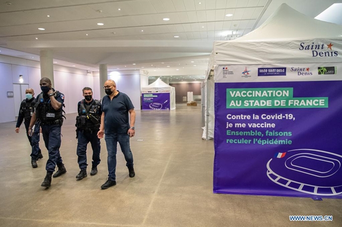 Hình ảnh tại trung tâm tiêm chủng Saint-Denis của Pháp, ngày 31/3/2021. Hiện Pháp đang chuẩn bị khởi động chiến dịch tiêm chủng hàng loạt cho người dân nước này. (Ảnh: Xinhua)