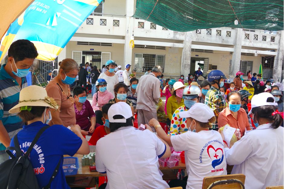 Các y, bác sĩ trong Đoàn thiện nguyện khám bệnh, tư vấn sức khỏe và cấp thuốc miễn phí cho người dân trên đảo Nam Du.